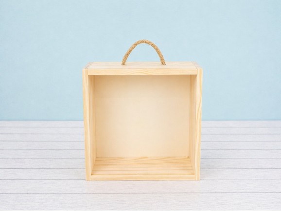 Caja de madera pino 22x22x12 cm. c/tapa metacrilato Marco Ref.99M