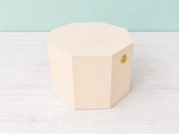Octagonal wooden box 25x25x19 cm. with hinge and clasp Ref.AR11501