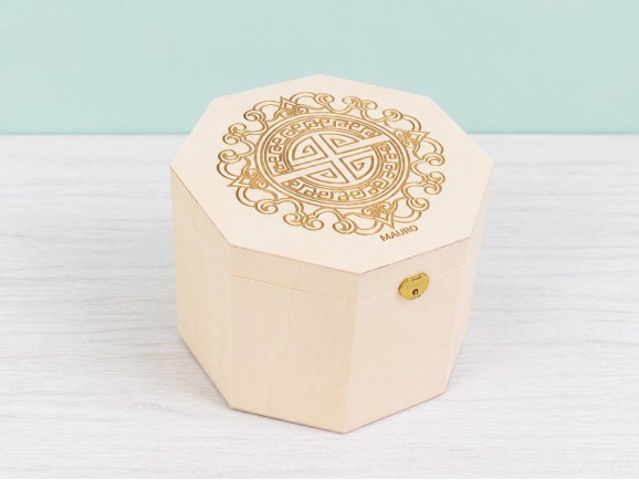 Octagonal wooden box 25x25x19 cm. with hinge and clasp Ref.AR11501
