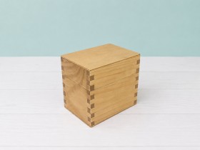 Caja de madera 14x10x13 cm. barnizada c/bisagra e imán Ref.PC07PV