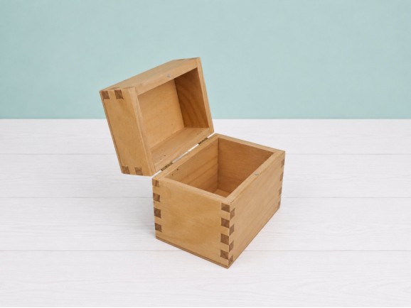 Caja de madera 14x10x13 cm. barnizada c/bisagra e imán Ref.PC07PV