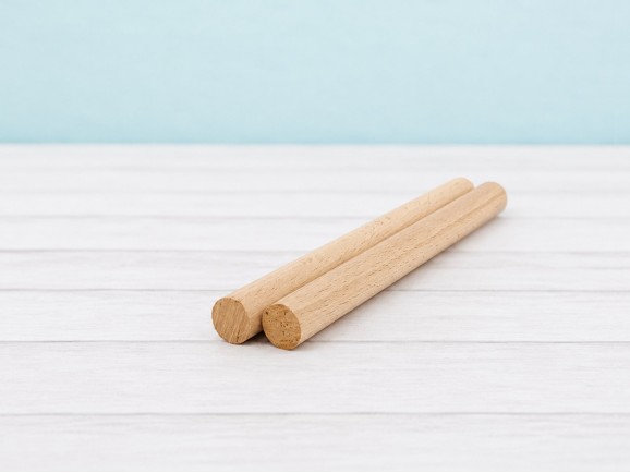 Round wooden stick Ø18 mm. Length 21cm.