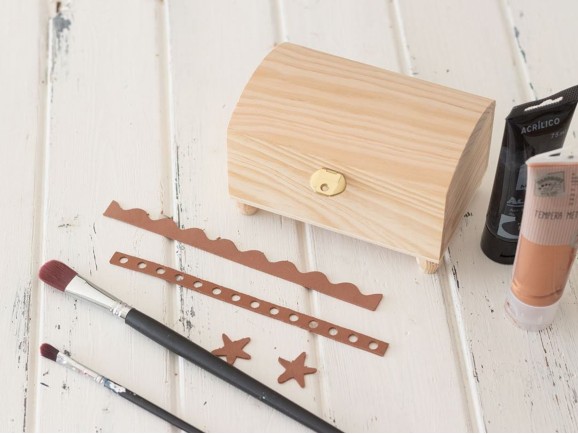 Small wooden chest with legs 3 sizes Ref.P101