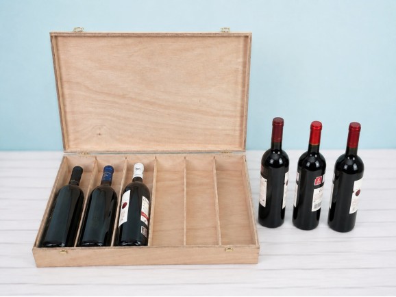 Wooden box for 6 bottles of wine with hinge and clasp. Ref.6BotBBOK