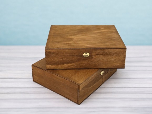 Aged wooden box 33x25x9 cm. with hinge and clasp Ref.PCF82