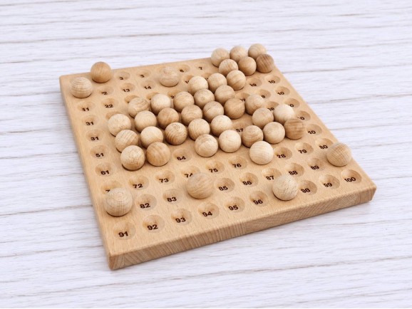 Wooden board 23x23x1.8 cm. for 100 balls Ø20 mm.Ref.MO197