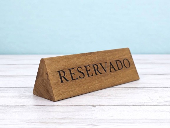 Taco de madera triangular envejecido 12 cm. grabado Ref.PBFT1