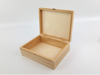Caja de madera 26,5x20,5x9 cm. c/bisagra y broche Ref.P00CL2