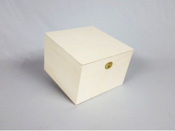 Caja de madera Cuadrada 18x18x12,5 cm. c/bisagra y broche Ref.P1987