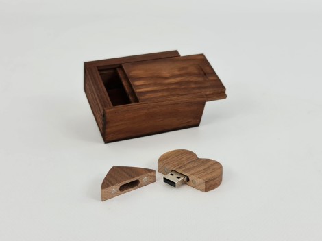 Pack PenDrive Corazón Oscuro + Caja Envejecida P1003 Ref.Pack1003CH7