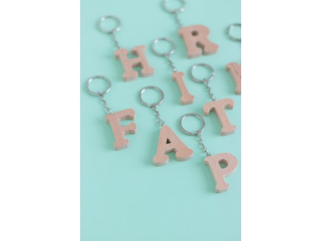 Beech wood keychain with initial 4 cm. Ref.PLF2C