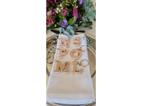 Beech wood keychain with initial 4 cm. Ref.PLF2C