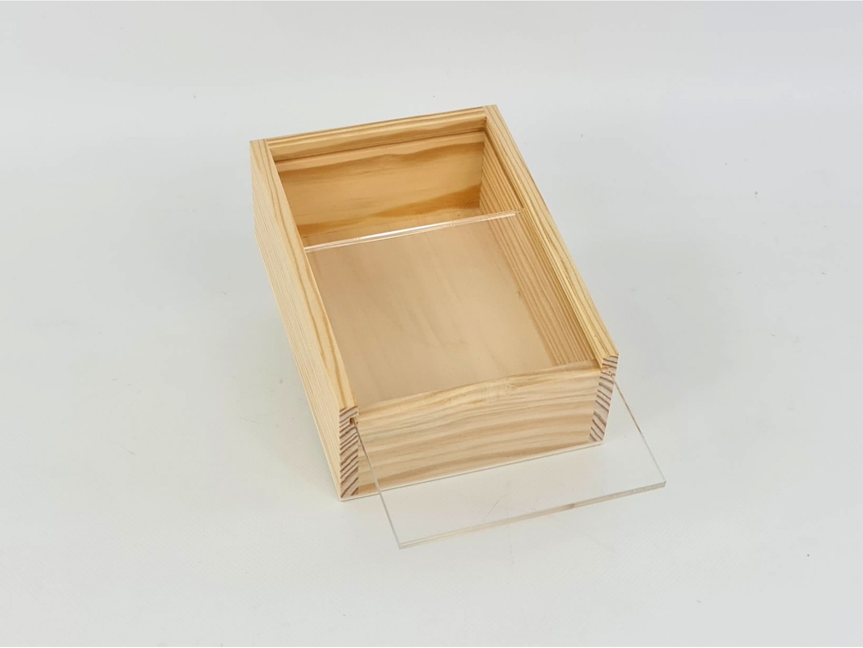 Pine wood box 29x24x7 cm. with methacrylate lid Ref.PF2025M - Mabaonline