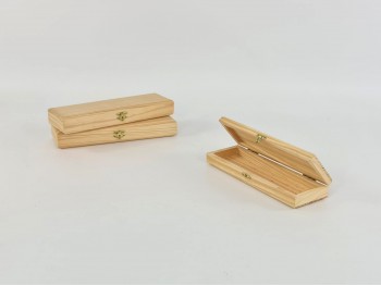 Pine wood box 20x6x3 cm. w/hinge and clasp Ref.AR15332