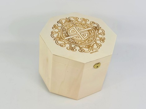 Octagonal wooden box 25x25x19 cm. with hinge and clasp Ref.AR11501