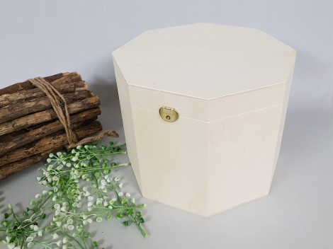 Octagonal wooden box 25x25x19 cm. with hinge and clasp Ref.AR11501
