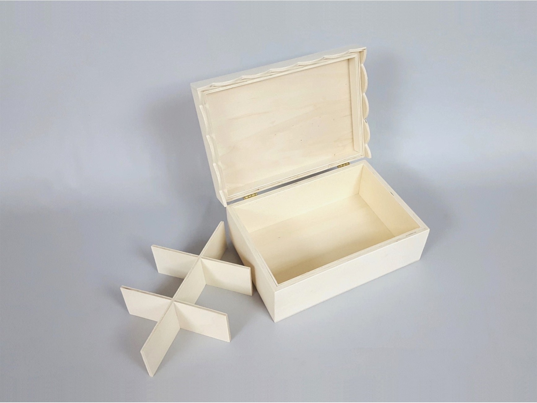 Caja de madera pino 32x32x8 cm. c/bisagra y broche Ref.P53C03
