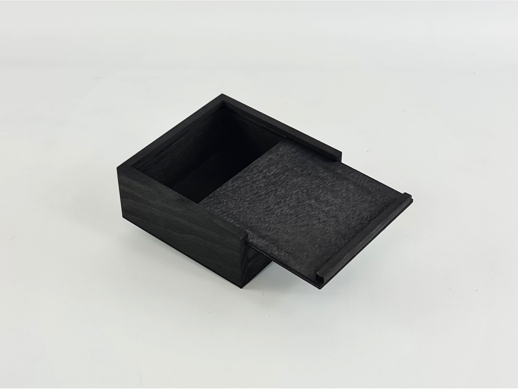 Caja de madera negra con tapa de cuerno. - Cajas decorativas