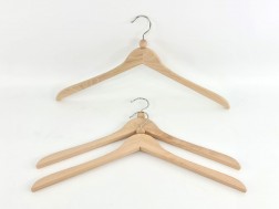 Natural wood clothes hanger with ball Ref.VG2803