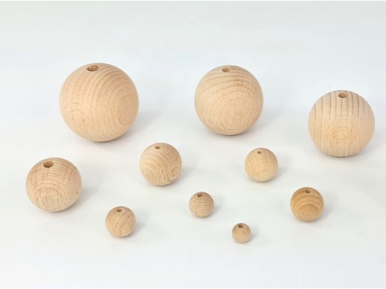 Bolas de madera con taladro