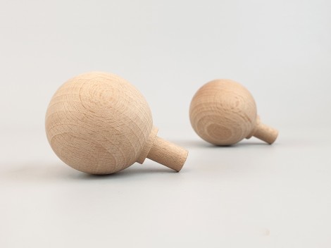 Tirador bola de haya Ø5 cm. c/espiga Ref.5