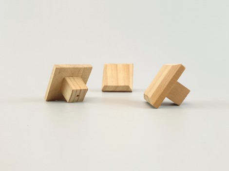 Square pine knob handle with 4 cm recess. Ref.20