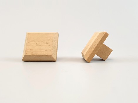 Square pine knob handle with 4 cm recess. Ref.20