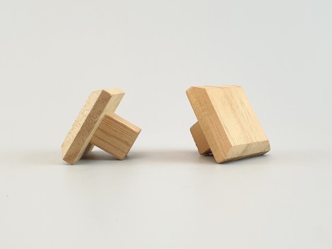 Square pine knob handle with 4 cm recess. Ref.20