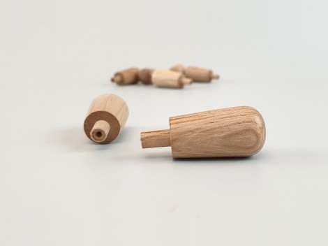 Small oak acorn handle with spike Ref.H4