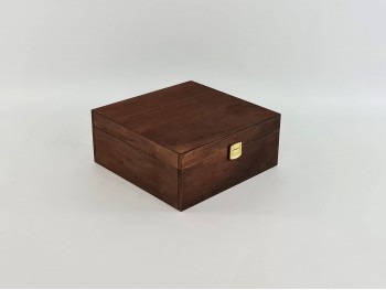 Caja de madera envejecida 23x23x10 cm. c/broche maleta Ref.PC4E1C