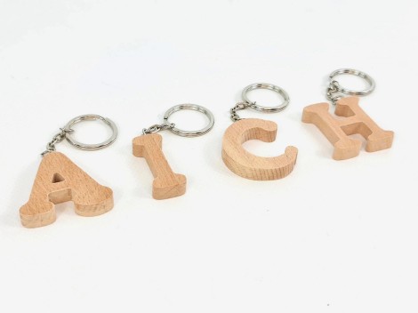 Llavero de madera haya con inicial 4 cm. Ref.PLF2C