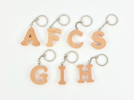 Beech wood keychain with initial 4 cm. Ref.PLF2C