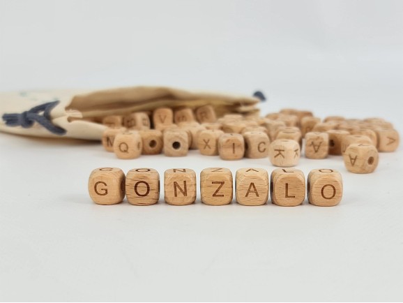Cuentas de madera haya con abecedario grabado 100pcs. Ref.RBA0026