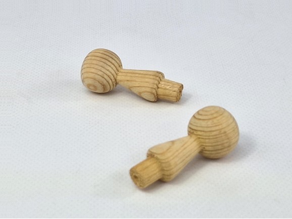 Pine ball perch 6xØ2 cm. with spike Ref.114