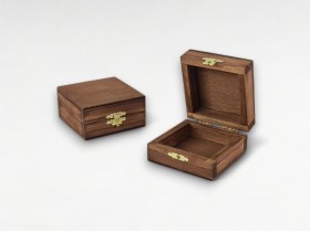 Aged wooden box 8x8x4 cm. with brooch Ref.C1P1F