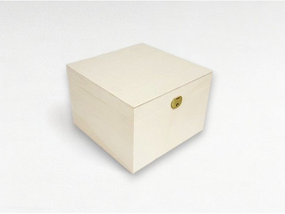 Square wooden box 18x18x12,5 cm. with hinge and clasp Ref.P1987