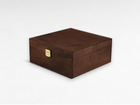 Caja de madera envejecida 23x23x10 cm. c/broche maleta Ref.PC4E1C