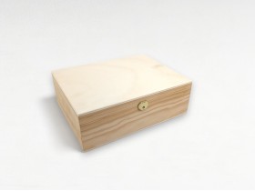 Caja de madera pino 26,5x20,5x9 cm. c/bisagra y broche Ref.P00CL2