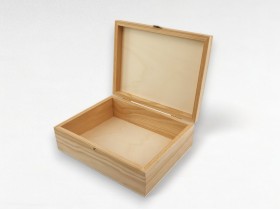 Caja de madera pino 26,5x20,5x9 cm. c/bisagra y broche Ref.P00CL2