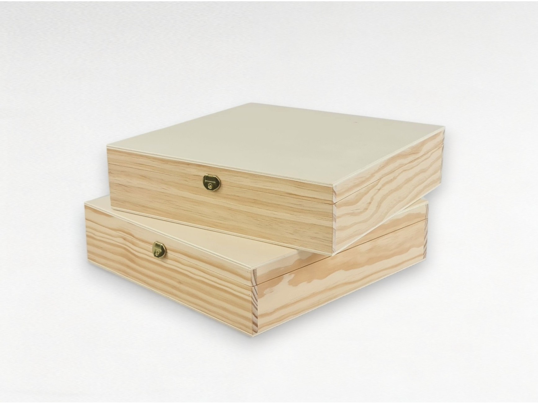 La Casa del Artesano-Caja de madera de pino y tapa de MDF rectangular con  bisagras con broche (30*40)12cms.
