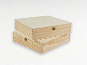 Caja de madera pino 32x32x8 cm. c/bisagra y broche Ref.P53C03