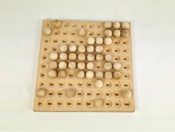 Wooden board 23x23x1.8 cm. for 100 balls Ø20 mm.Ref.MO197