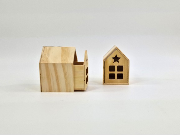 Caja casita de madera estrella c/ventanas Ref.PCP1E