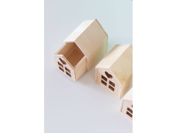 Caja casa de madera corazón c/ventanas Ref.PCP1