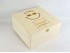 Caja de madera 33x33x15 cm. c/bisagra y broche Ref.P53C54