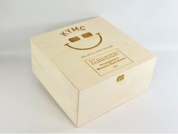 Caja de madera 33x33x15 cm. c/bisagra y broche Ref.P53C54