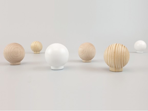 Pine and beech ball handle Ø3 cm. with nut Ref.3