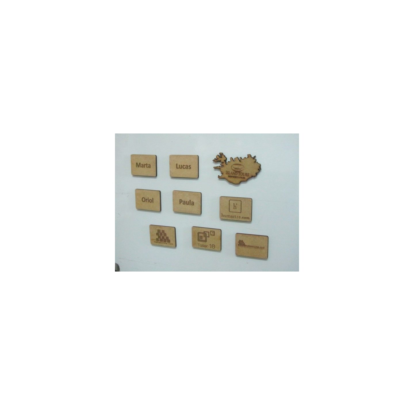 Imanes de madera personalizados con nombre o marca de empresa