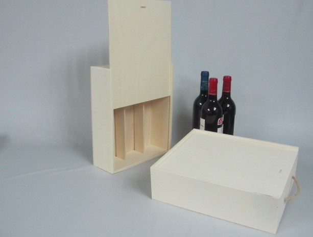 Distintas cajas de madera para vinos