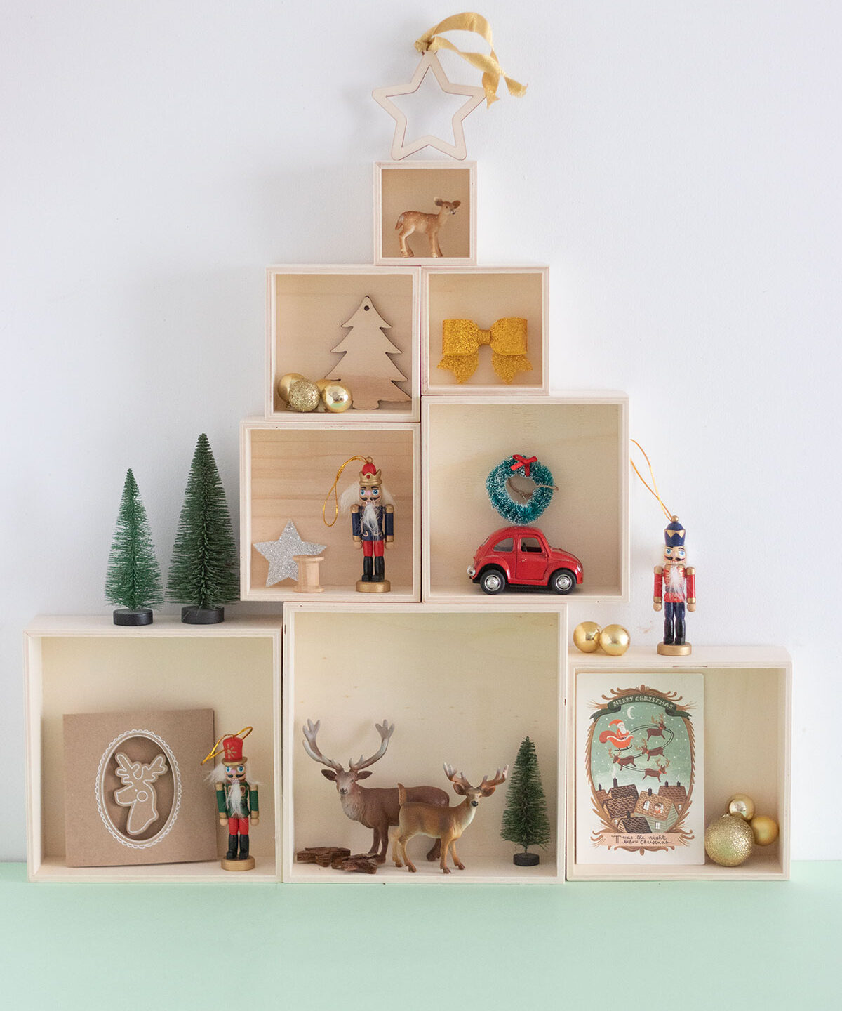 Un árbol de Navidad hecho con cajas de madera